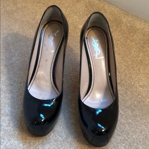 Yves Saint Laurent Pumps